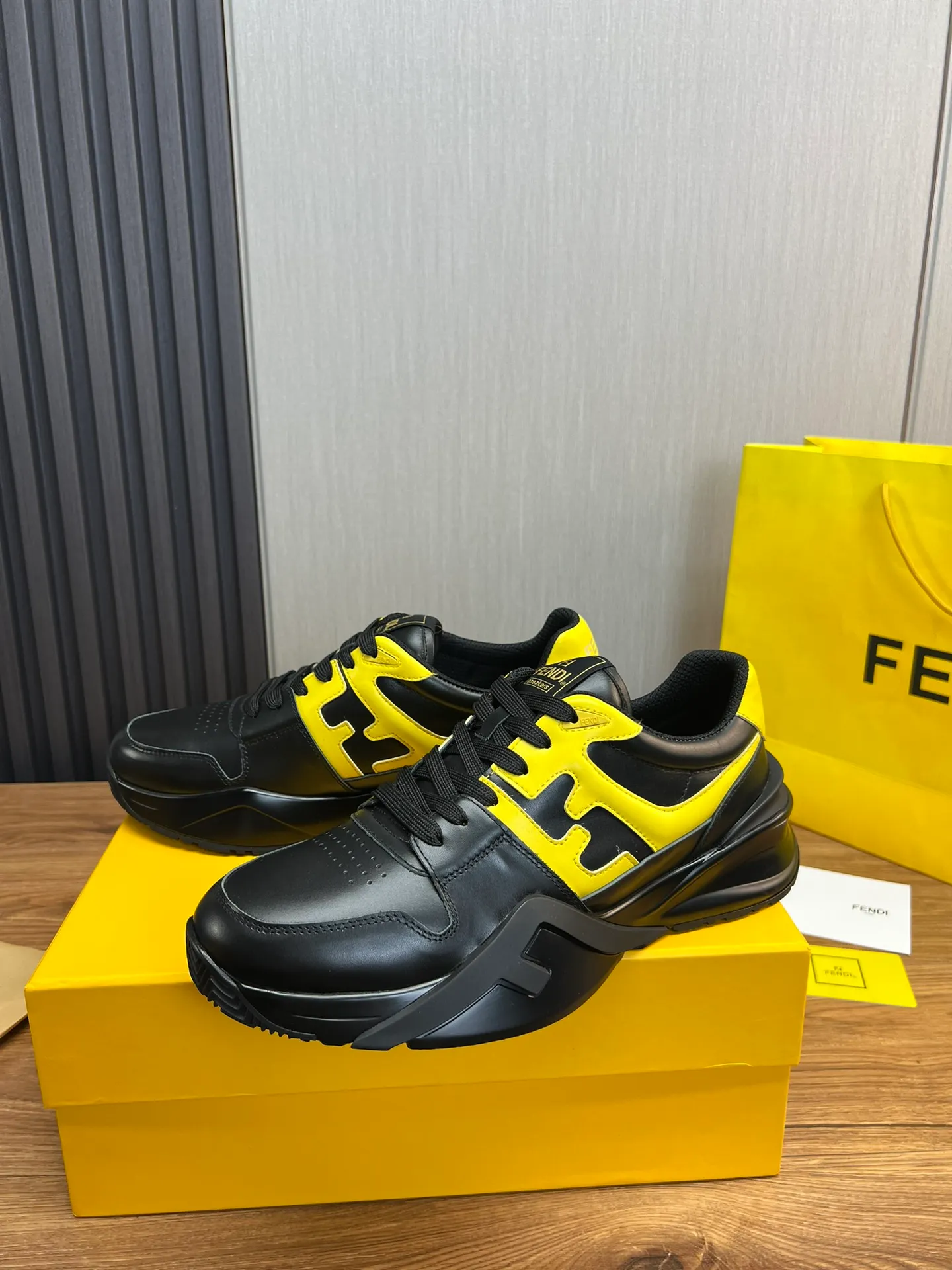 Men's shoes 💰520💰 Fendi [Fendi] hot style is on the market 🔥Fashionable casual men's shoes 🔱 Made of original cowhide + breathable mesh lining + sheepskin feet, perfect shape, top quality, you deserve it 🔜Original outsole, ultra-light, non-slip and wear-resistant 👣 Standard size 38-44 (customized in 45)